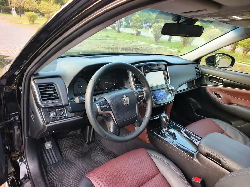 Toyota Crown — миниатюра 11