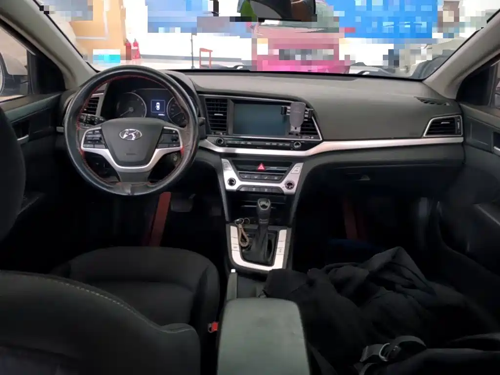 Hyundai Elantra — миниатюра 10