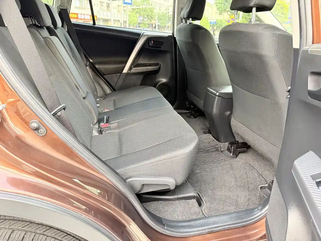 Toyota RAV4 — миниатюра 8