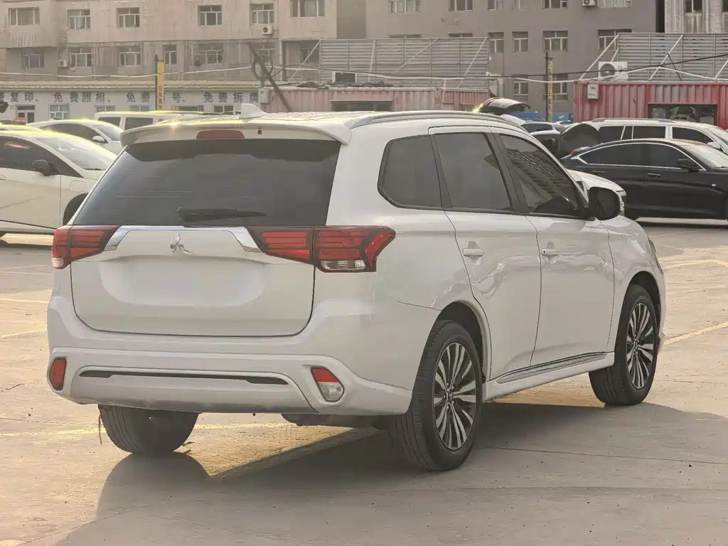 Mitsubishi Outlander — миниатюра 7
