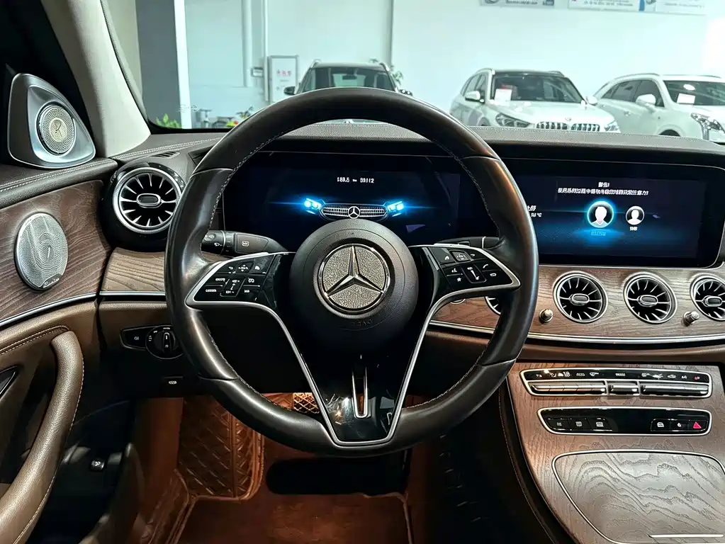Mercedes-Benz E-Class — миниатюра 11