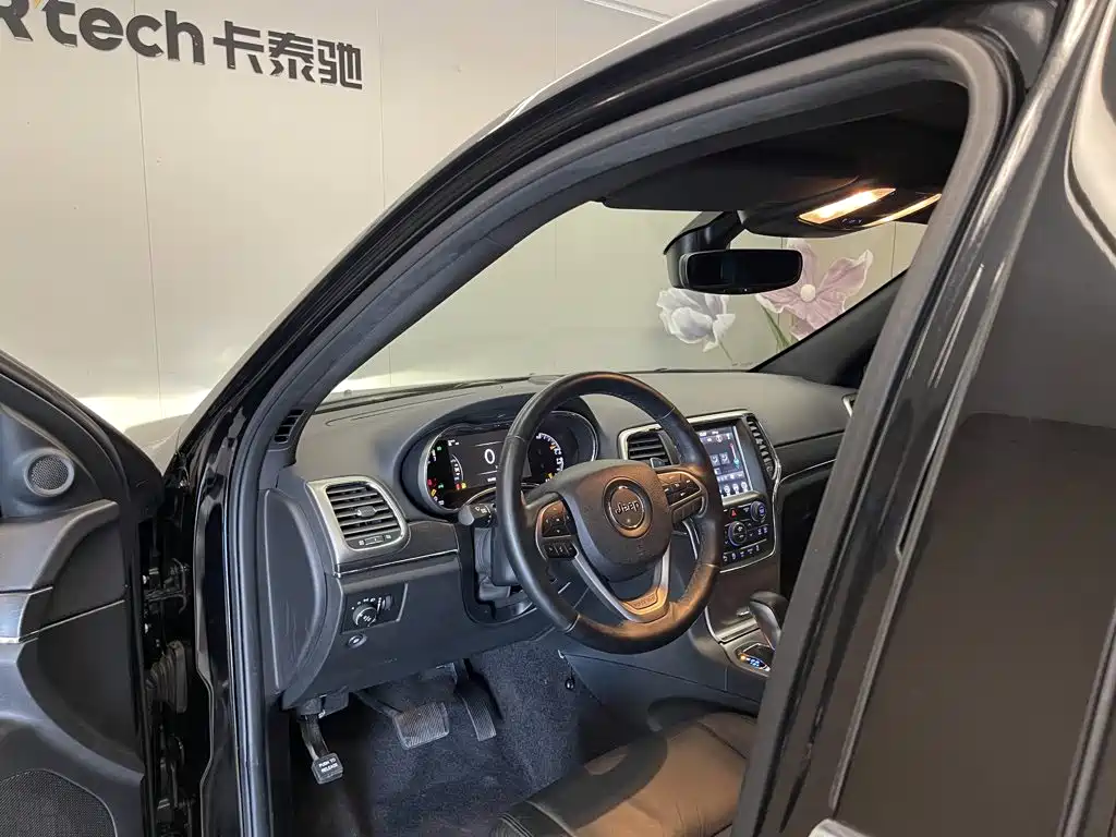 Jeep Grand Cherokee (Import) — миниатюра 24