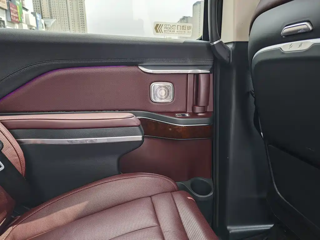 Hongqi HQ9 2023 2.0T
