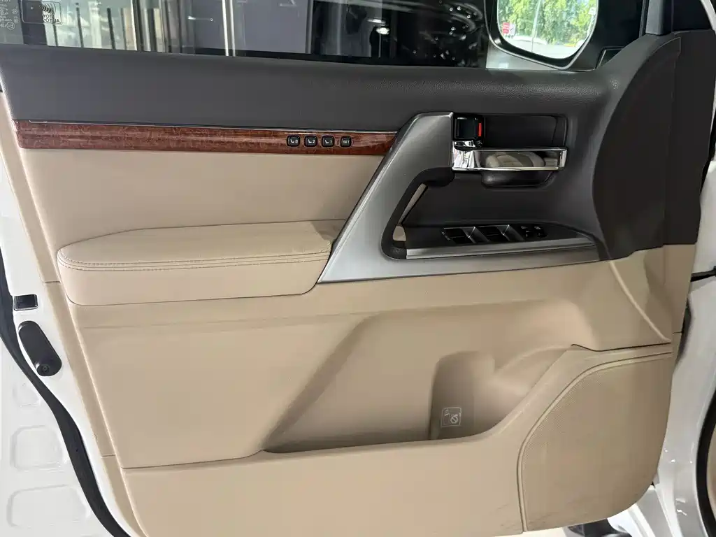 Toyota Land Cruiser 2012 4.6L AT VX-R