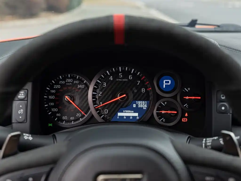 Nissan GT-R - фото 14
