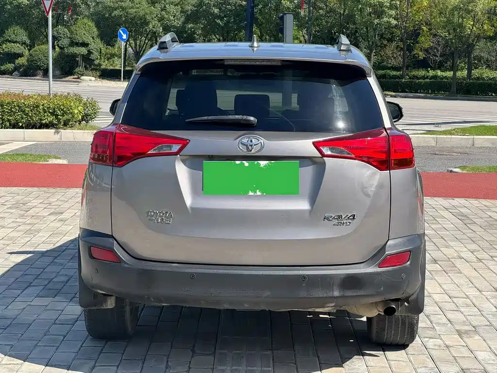 Toyota RAV4 — миниатюра 8