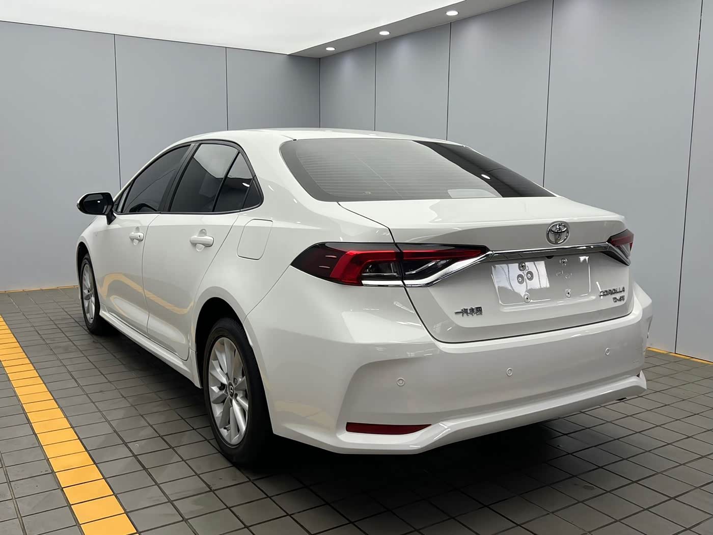 Toyota Corolla 1.2 л 2023 г. Белый, пробег 38000 км