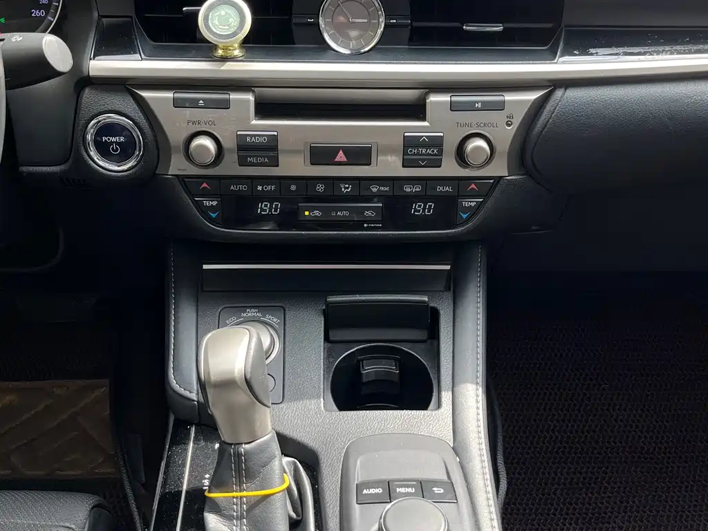 Lexus ES — миниатюра 12