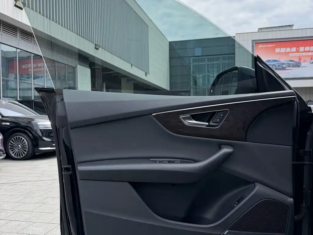 Audi Q8 2021 55 TFSI Luxury