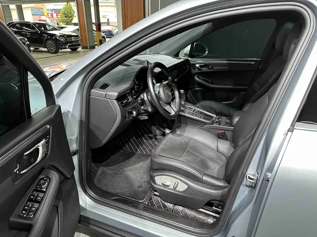 PORSCHE MACAN