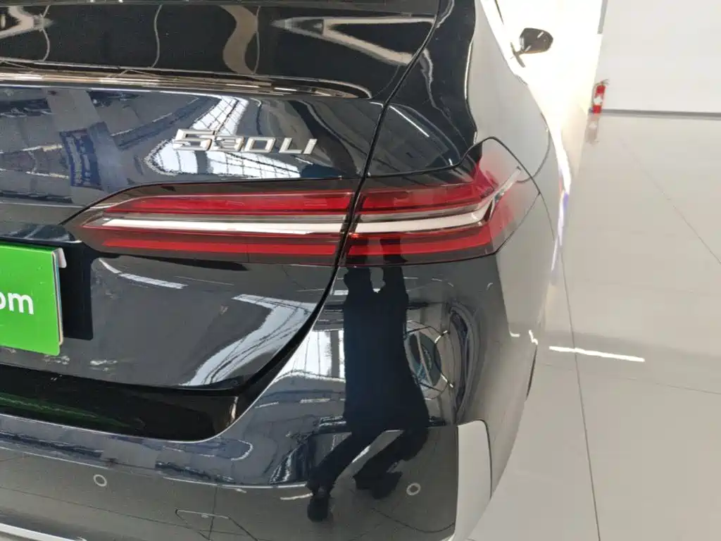BMW 5 Series — миниатюра 8
