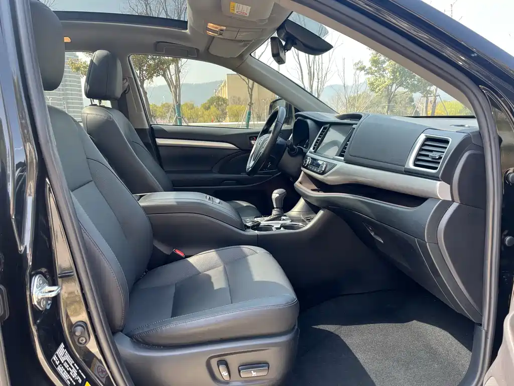 Toyota Highlander 2021 2.0T Luxury 7 мест
