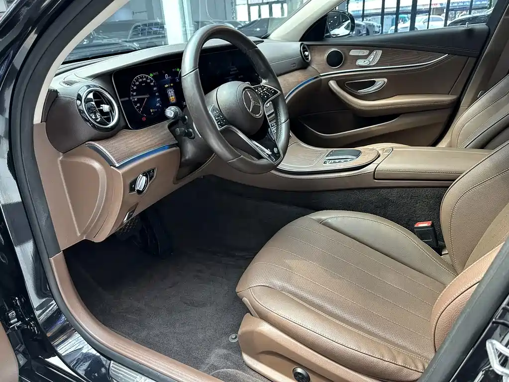 Mercedes-Benz E-Class — миниатюра 8