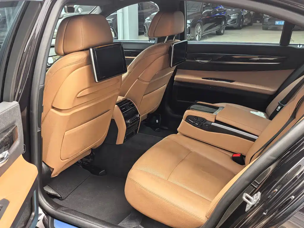 BMW 7 Series — миниатюра 8