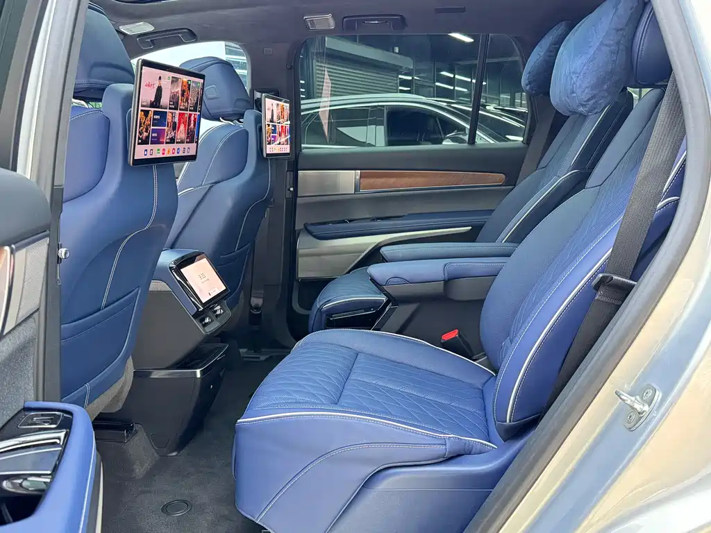 Cadillac VISTIQ — миниатюра 8