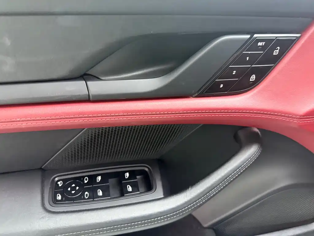 Porsche Taycan — миниатюра 7