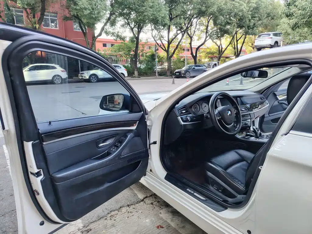 BMW 5 Series — миниатюра 8