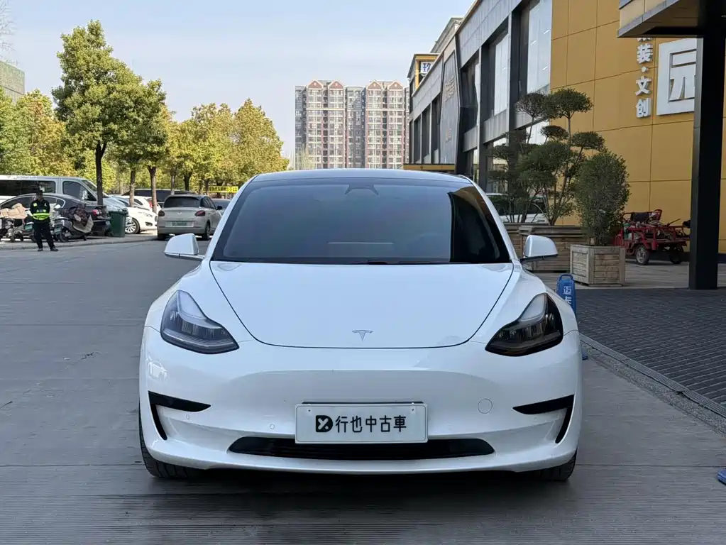 Tesla Model 3 — миниатюра 2