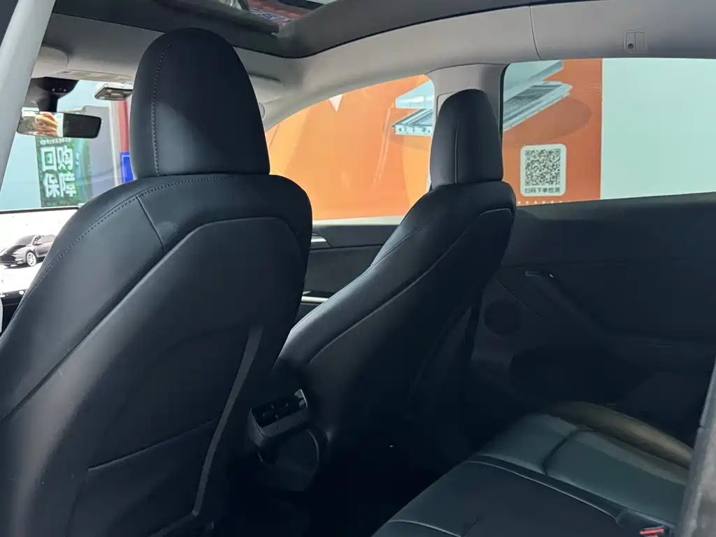 Tesla Model Y — миниатюра 8