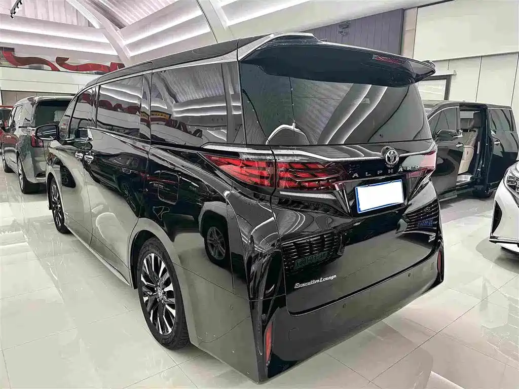 Toyota Alphard — миниатюра 17