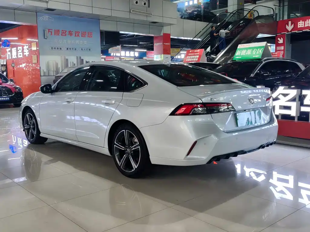 Honda Inspire PHEV — миниатюра 8