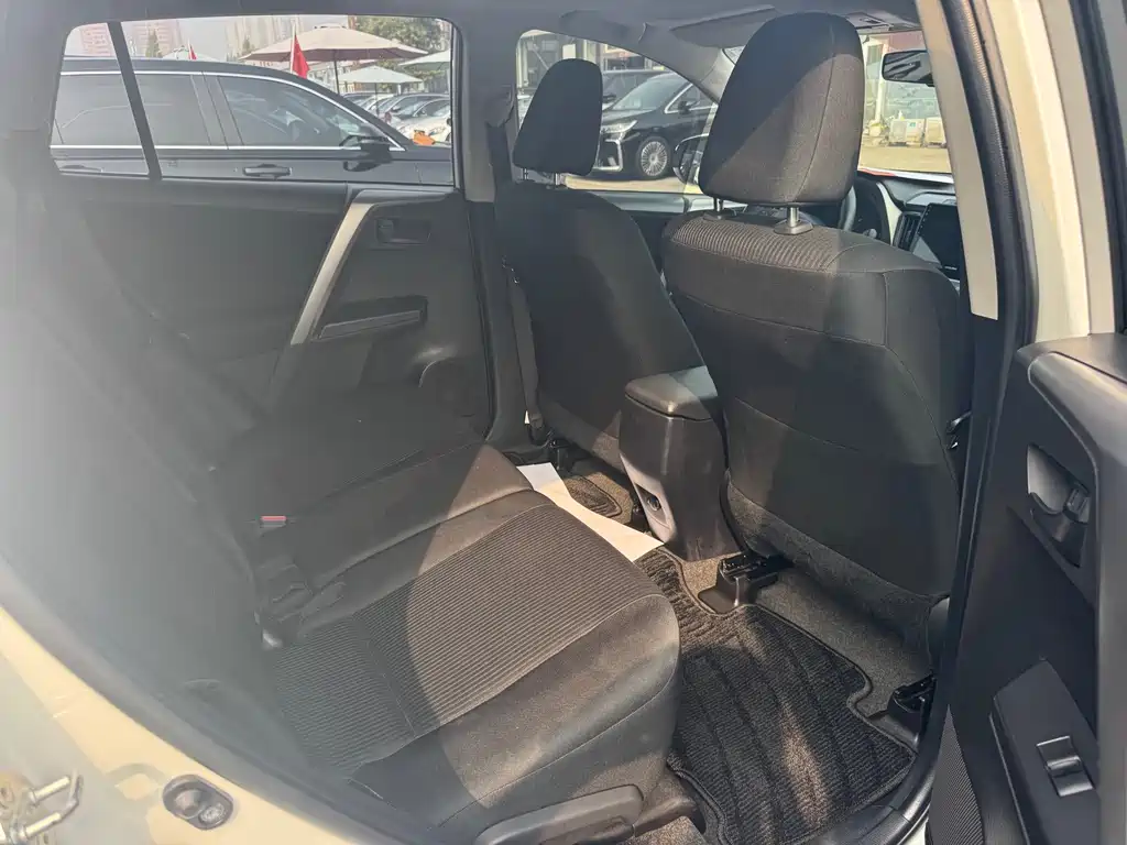 Toyota RAV4 — миниатюра 10