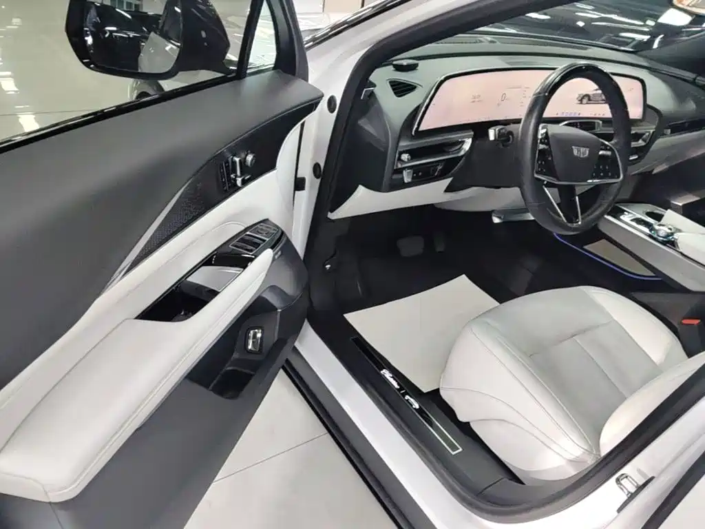 Cadillac Lyriq — миниатюра 16