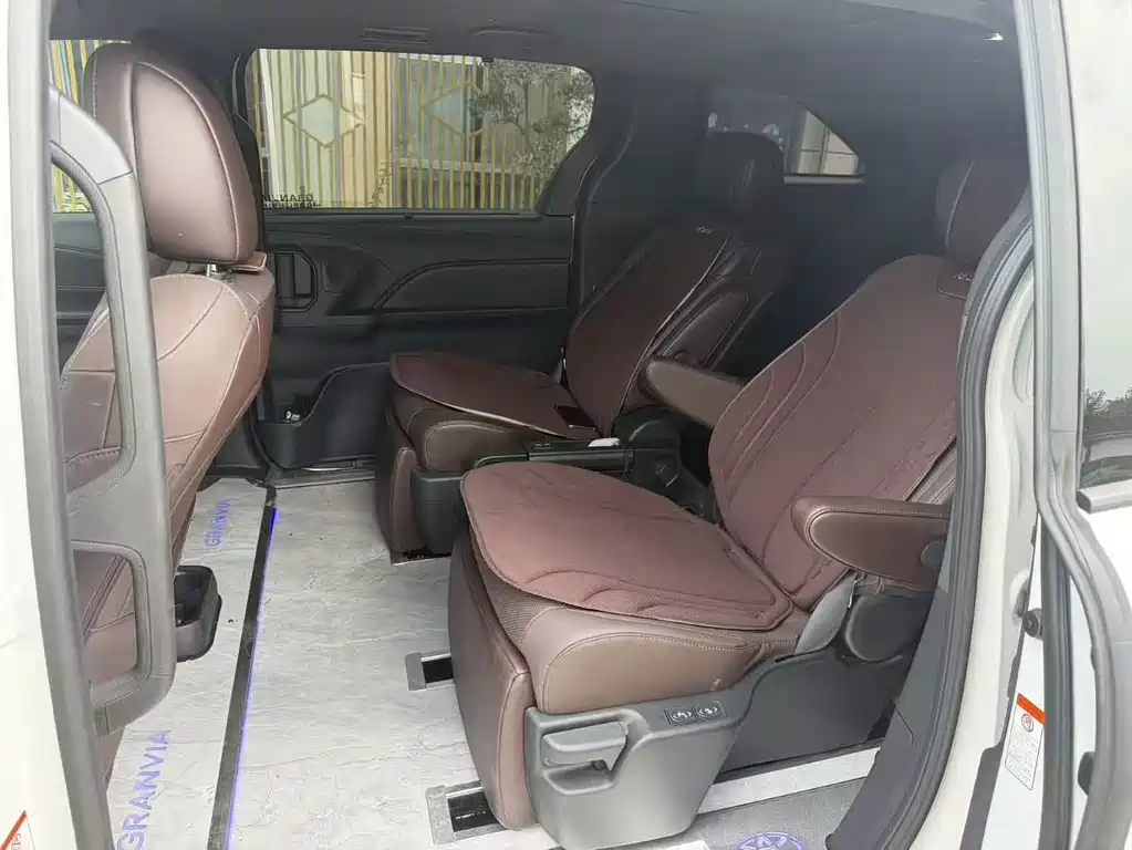 Toyota Granvia — миниатюра 10