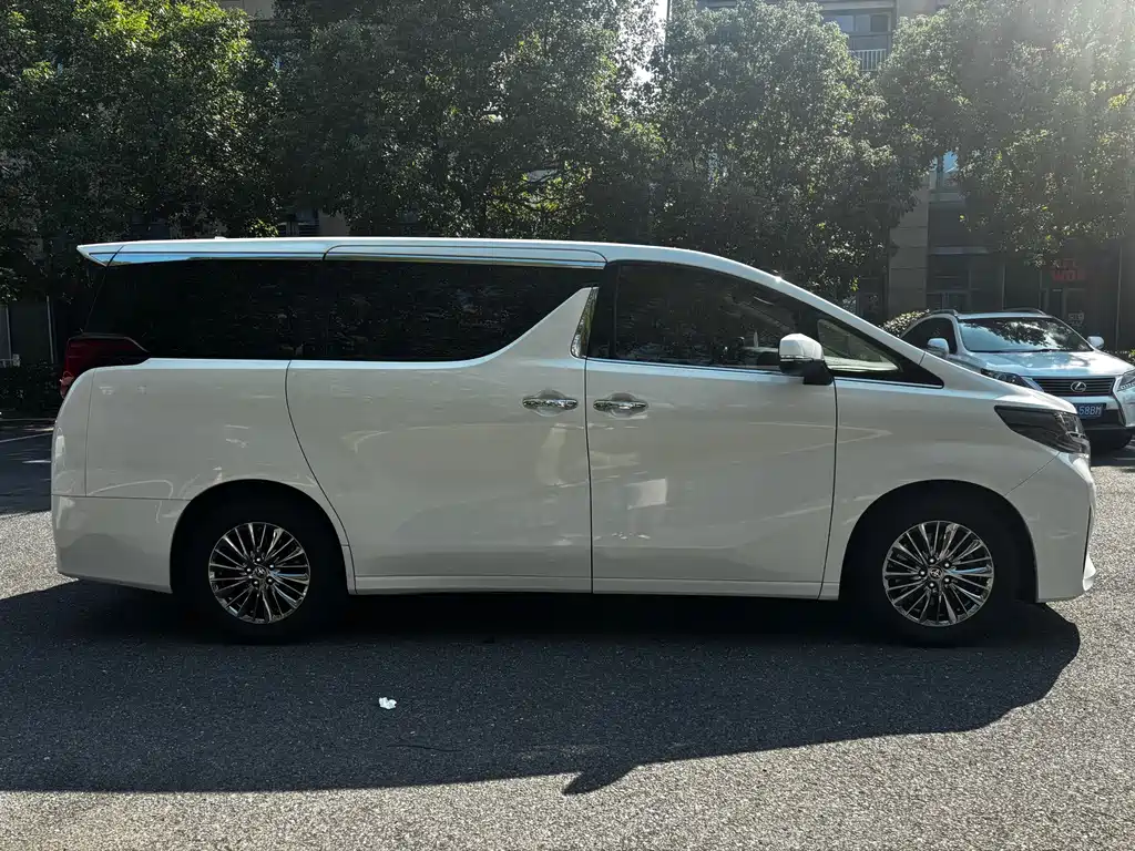 Toyota Alphard — миниатюра 9