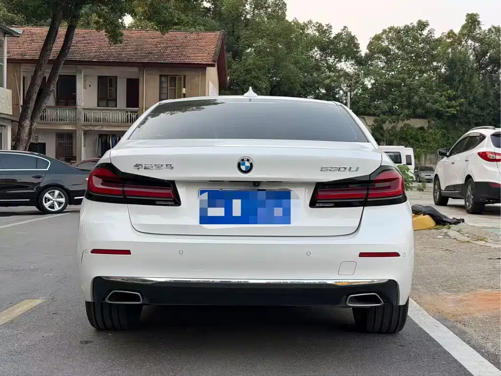 BMW 5 Series — миниатюра 8