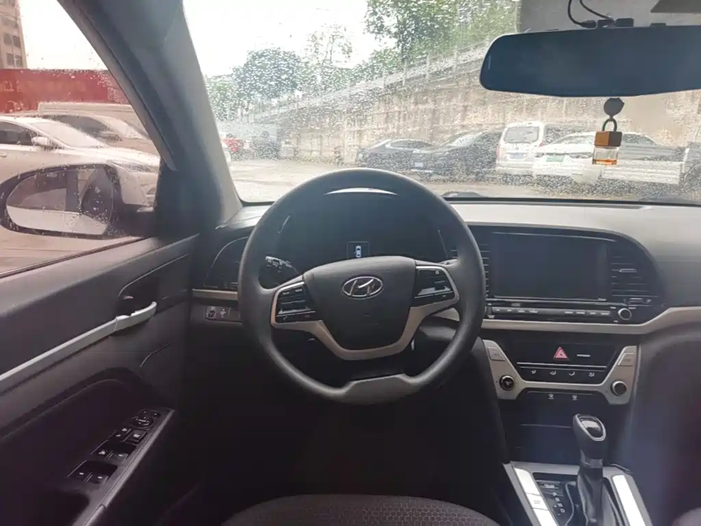 Hyundai Elantra — миниатюра 11