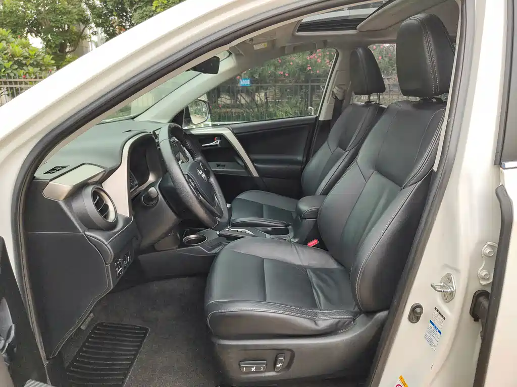 Toyota RAV4 — миниатюра 8