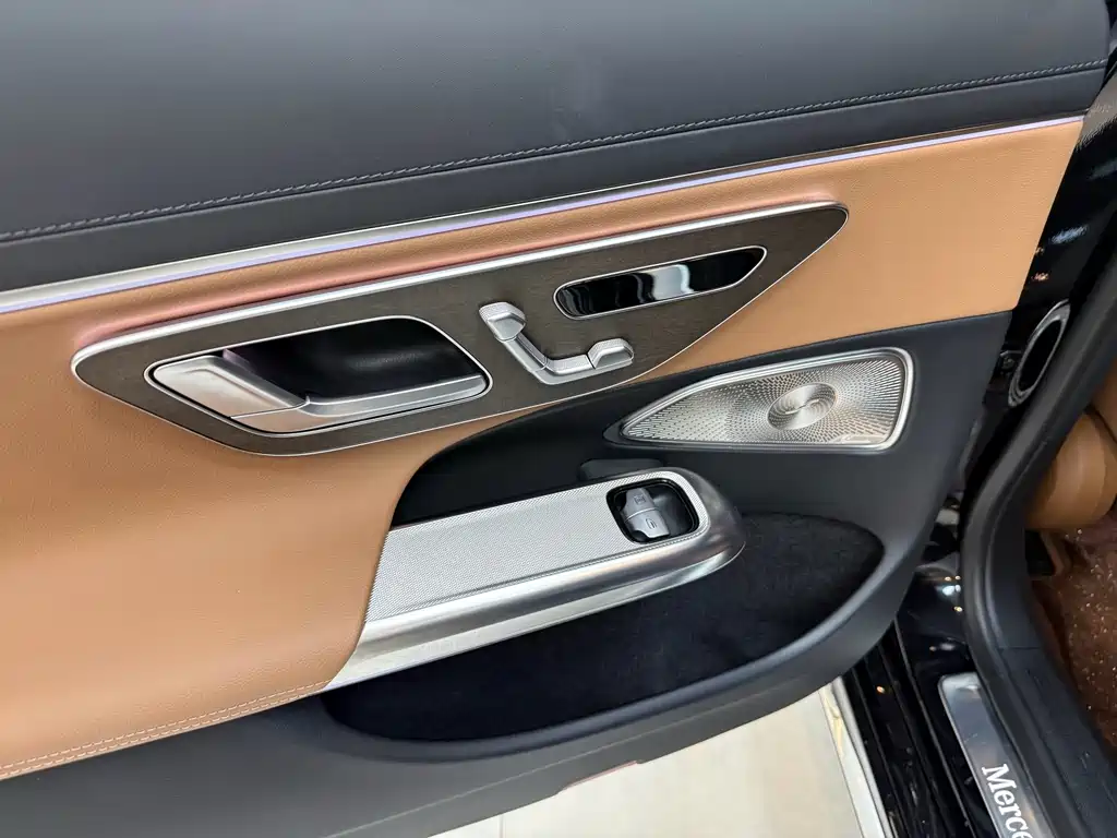 Mercedes-Benz E-Class — миниатюра 11