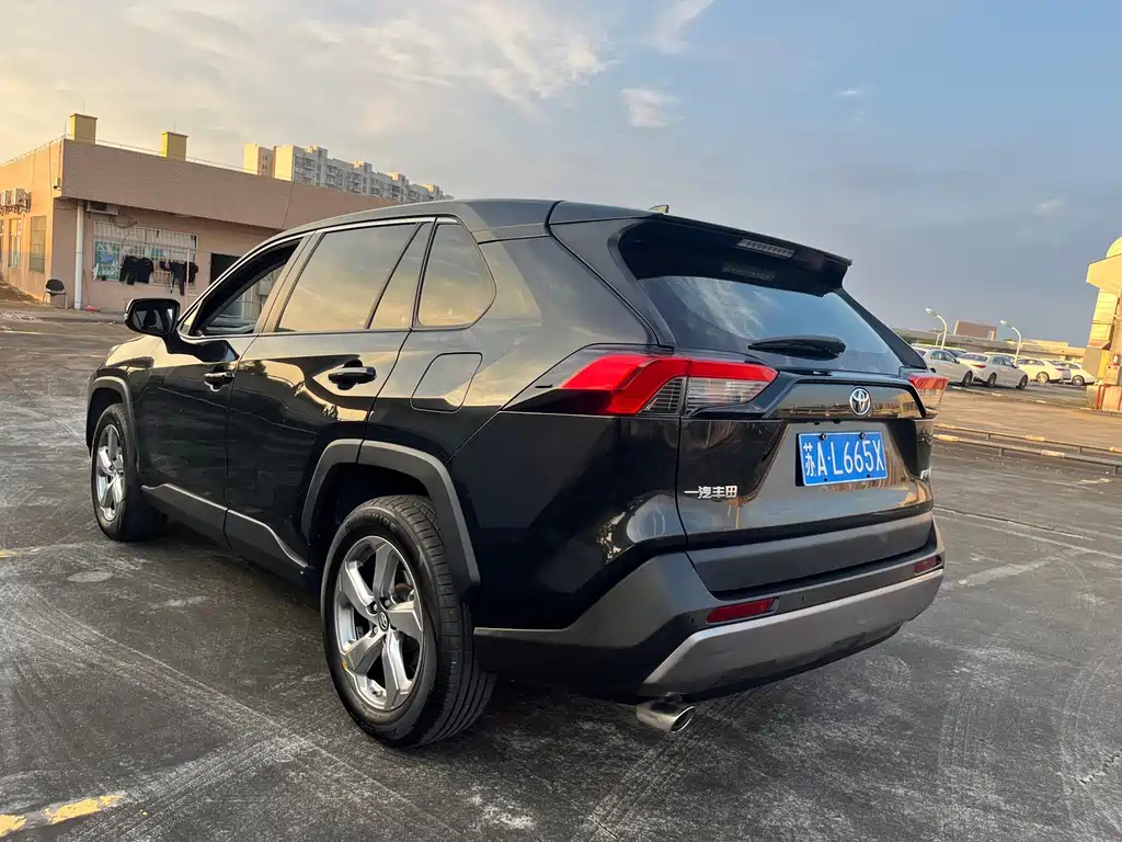 Toyota RAV4 — миниатюра 6