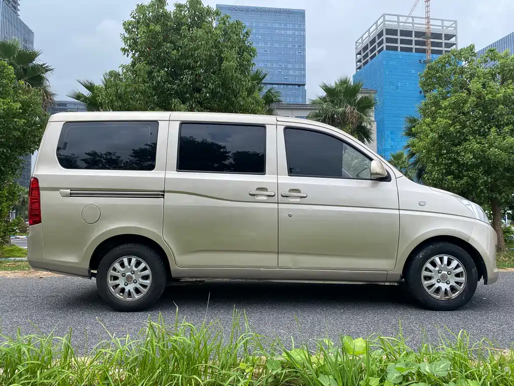 Wuling Rongguang V — миниатюра 5