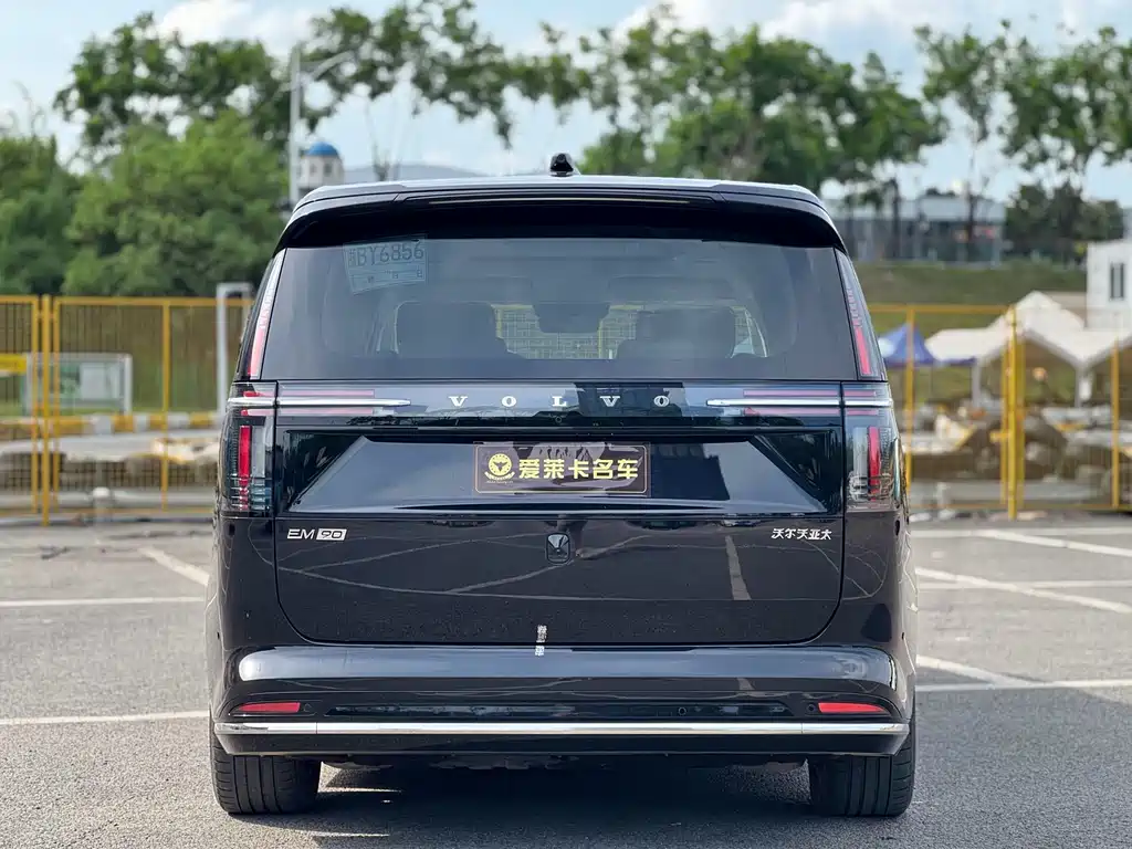 Volvo EM90 2025 Ultra мест