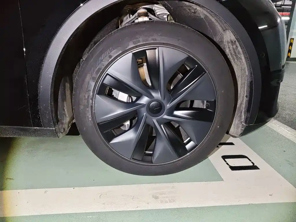 Tesla Model Y — миниатюра 8