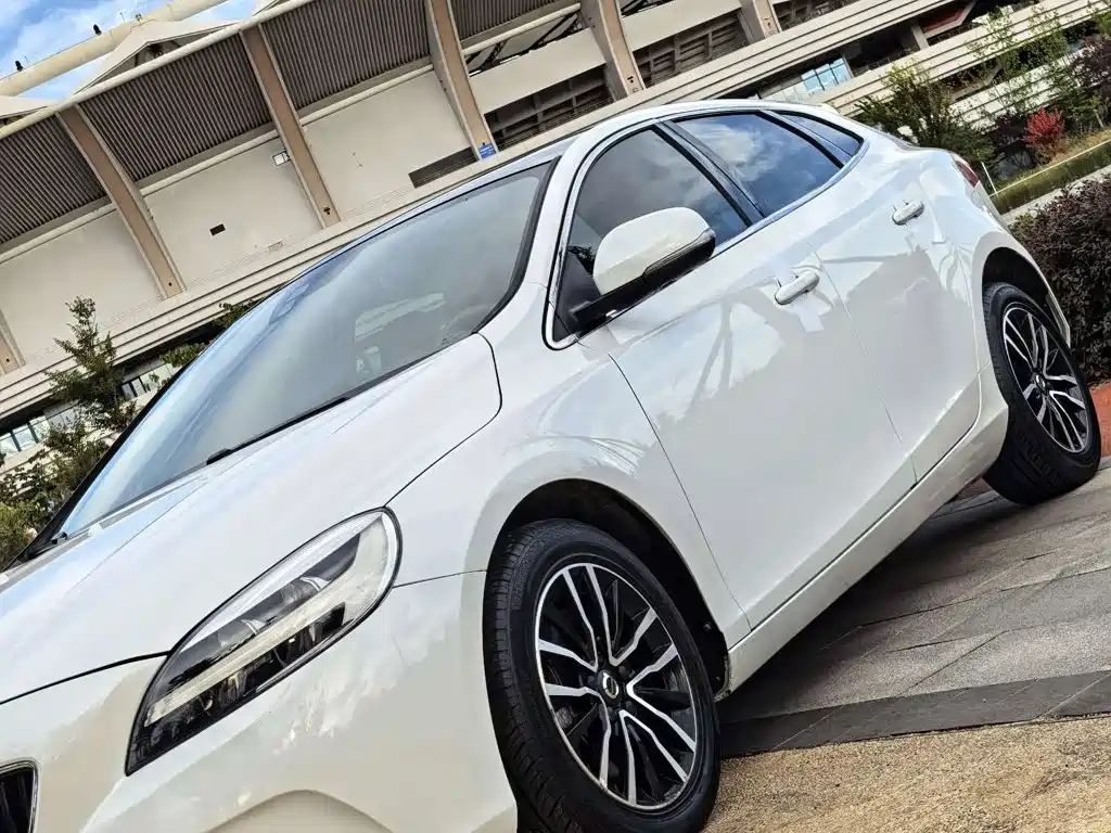 Volvo V40 — миниатюра 10