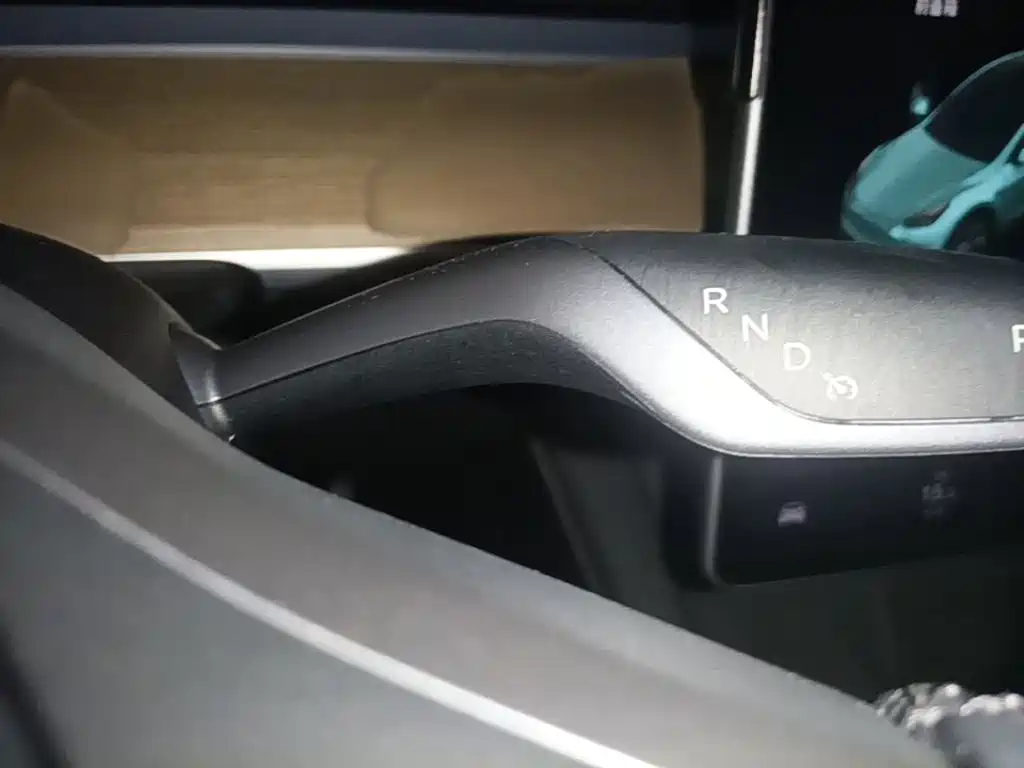 Tesla Model Y — миниатюра 7