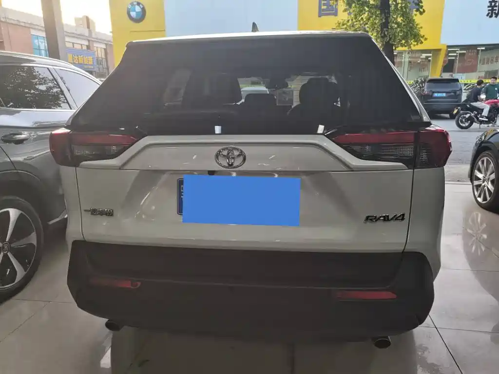 Toyota RAV4 — миниатюра 8