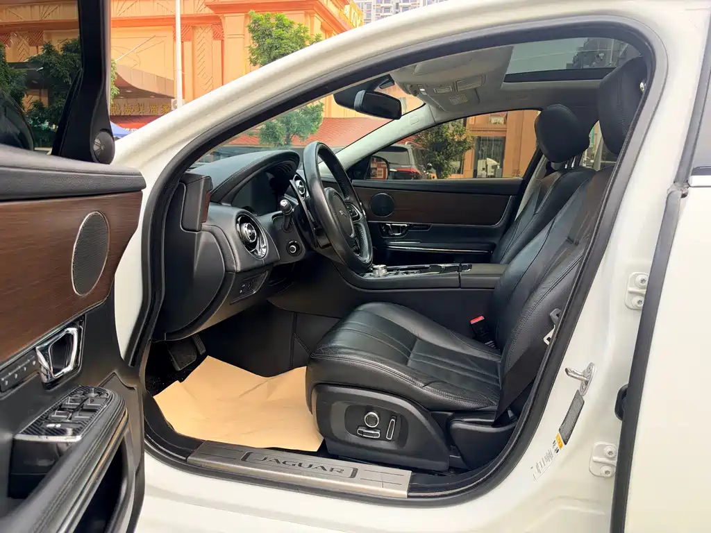 Jaguar XJ — миниатюра 11