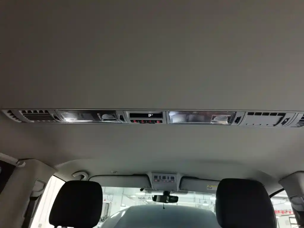 Volkswagen Caravelle — миниатюра 18