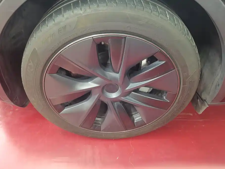 Tesla Model Y — миниатюра 6