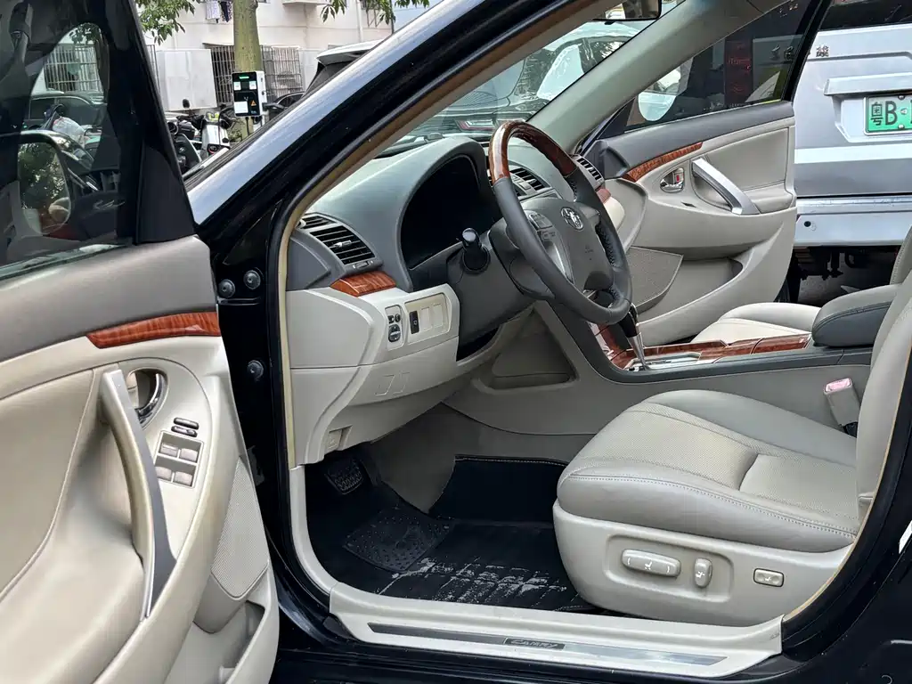Toyota Camry — миниатюра 5