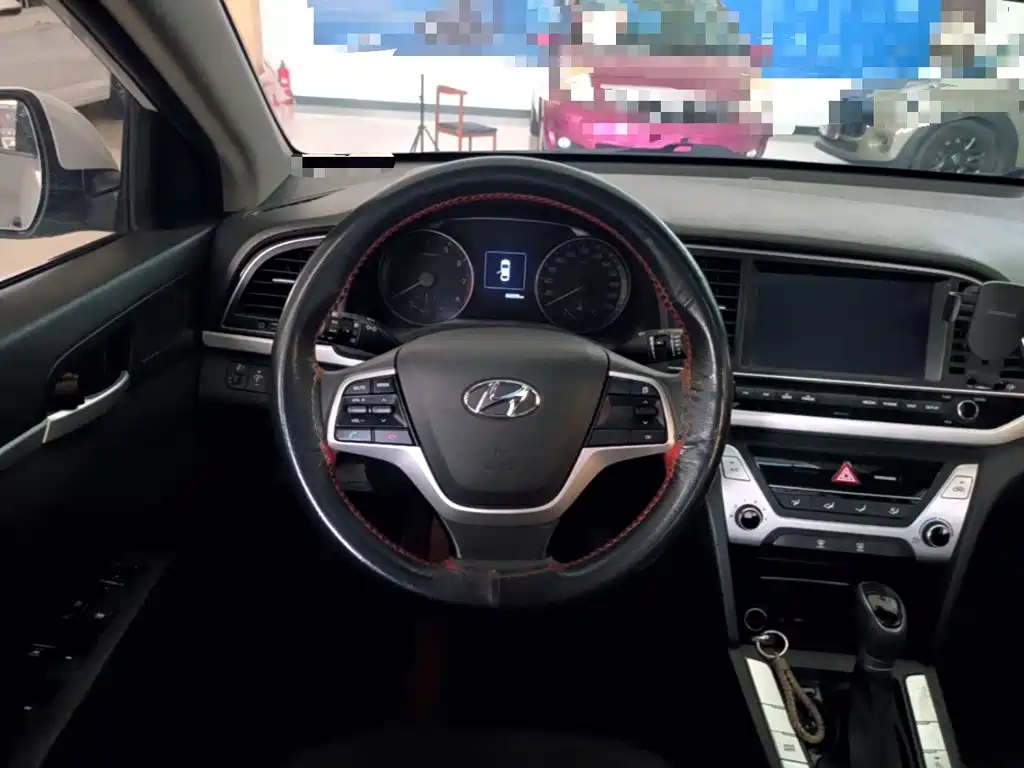 Hyundai Elantra — миниатюра 11