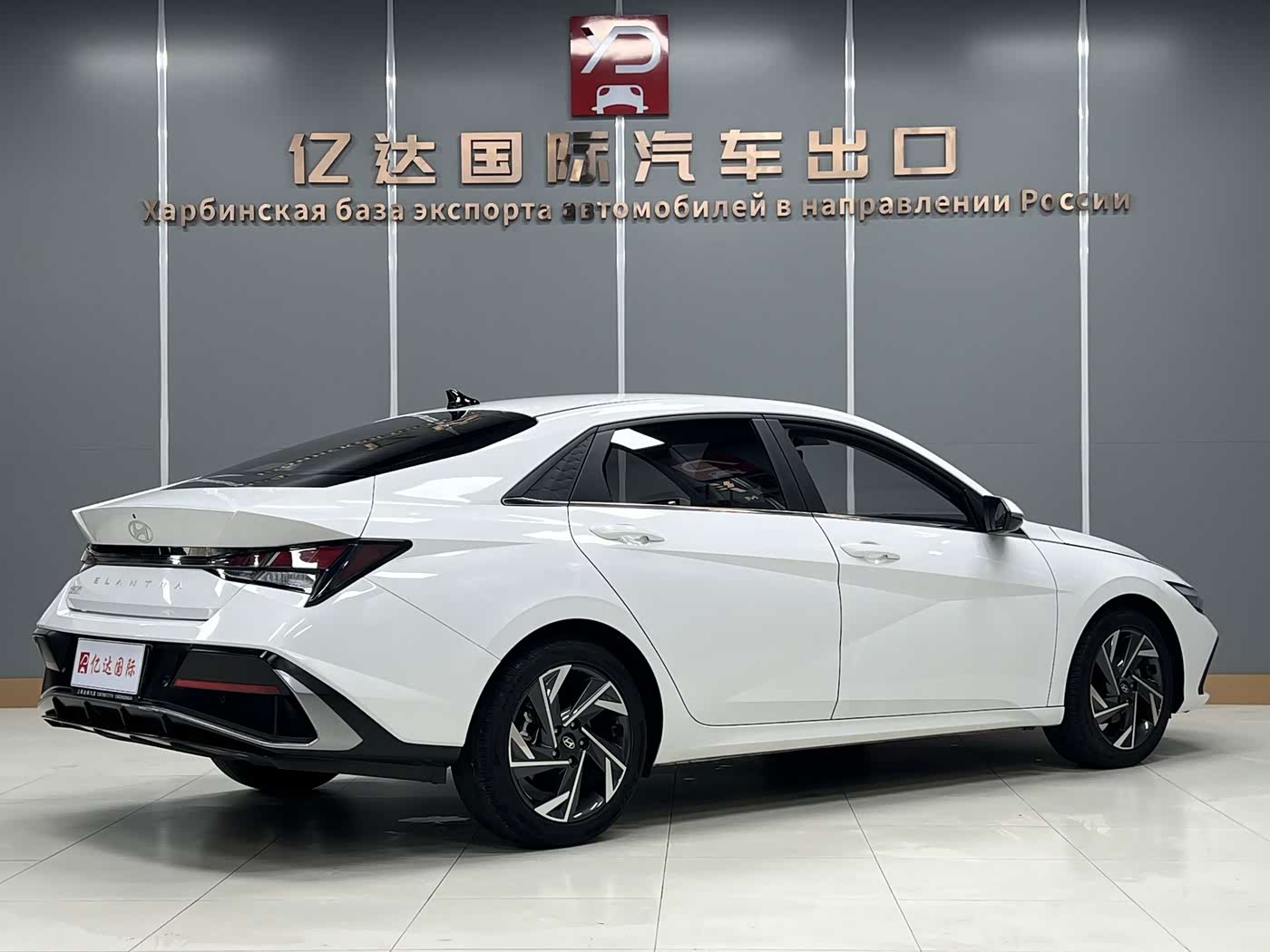 Hyundai Elantra 1.5 л 2023 г. Белый, пробег 14000 км