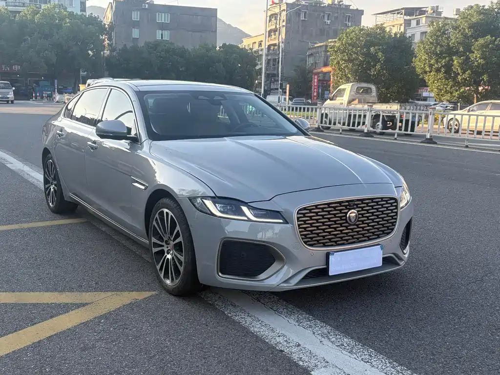 Jaguar XFL — миниатюра 3