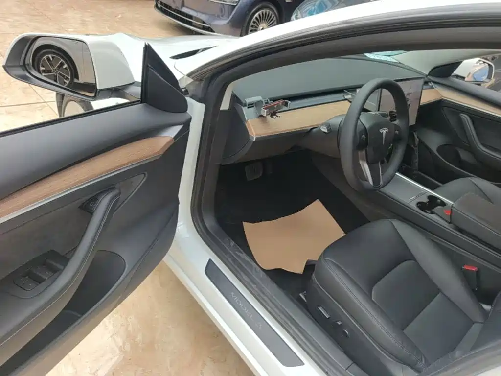 Tesla Model 3 — миниатюра 16