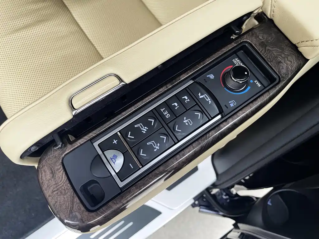 Toyota Alphard — миниатюра 18