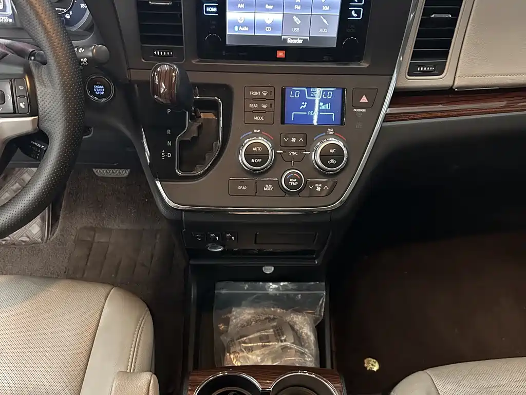 Toyota Sienna — миниатюра 7